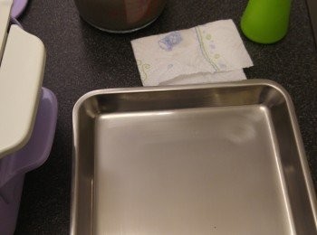 step4: Bruno蒸芝麻卷會使用深鍋加蒸盤,蒸的過程全程用high火蒸,深鍋熱水位約2cm。如果有需要中途可能要加少許熱水。蒸盤掃上一層油再用廚紙抹一抹。