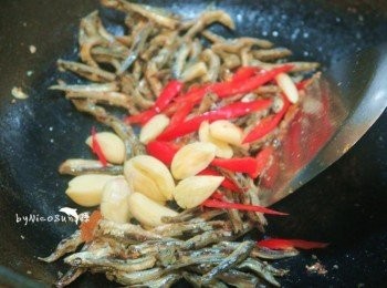 step5: 加入辣椒蒜瓣拌炒.從鍋邊淋上少許米酒