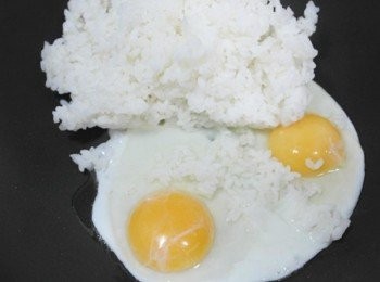 step2: 把白飯倒下去~~~