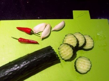 step1: 將小黃瓜用波浪刀或一般刀切片(厚度約0.5公分)。