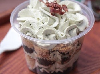 step6: 直至杯滿，再在上面灑上少許Oreo餅碎，放上香草裝飾即成。