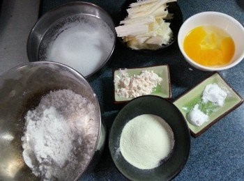 step4: 在粉團發酵過程中再做菠蘿面皮,將所有菠蘿面皮拌勻搓成粉團,放入雪櫃待用