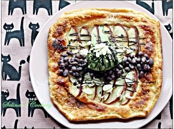 step5: 最後加上自己喜愛嘅紅豆、綠茶雪糕球、朱古力醬、杏仁片，作裝飾即可。