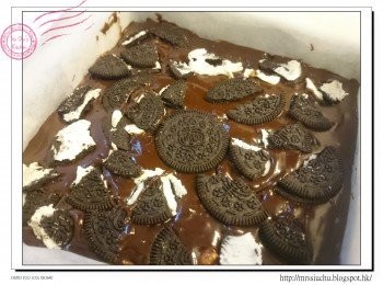 step10: 把OREO壓碎, 放在蛋糕表面。