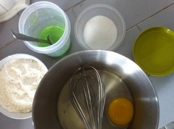 step1: 牛奶加入斑斕汁攪拌均勻。待用
開始預熱烤箱180度。