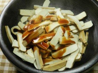 step3: 熱熱的豆干快速加入胡麻油與醬油膏
