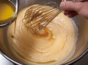 step4: 加入融化的奶油仔細攪拌混合，讓材料充分乳化。