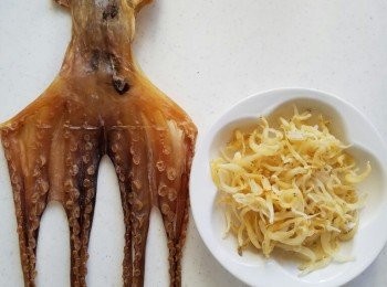 step1: 章魚洗淨浸水切粒。
冬菇，蝦干，瑤柱浸水；蝦干切粒，瑤柱搣絲，水留用。
乾蔥切片，蔥切粒。

先將冬菇同【<span class="group_3">冬菇汁</span>】拌勻，隔水蒸, 10分鐘，再切粒。