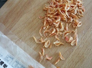 step5: 小記: 如果家中沒有紹興酒亦可以用米酒代替,酒可以令到味道更為提鮮
、羗的份量視乎各人因人而異， 喜歡吃得辣的人是可以將羗蓉轉為粒狀

「櫻花蝦」出產地大部分來自台灣以及日本,體積亦有大細之少、 可以在香港的CitysXXer/ 一X及吉X島的大型超市可購買到。