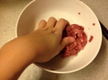 step1: 免治豬肉加入免治牛肉, 加鹽後用手搓至有粘的感覺