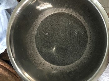 step4: 黑芝麻糊加入馬蹄漿內拌勻，成芝麻馬蹄漿。