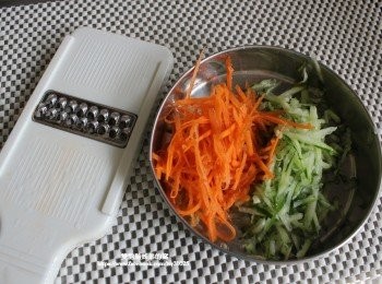 step2: 先將小黃瓜和紅蘿蔔削成絲。