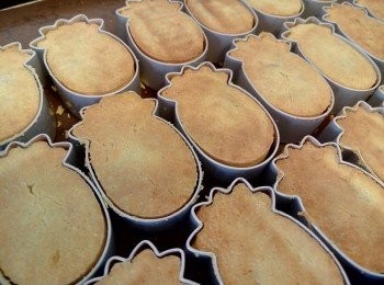 step7: 預熱焗爐180度，入爐焗10-15分鐘（金黃色），然後反轉再焗10-15分鐘（金黃色）。出爐後，將蘋果酥連模放上架，然後即脫模放涼。