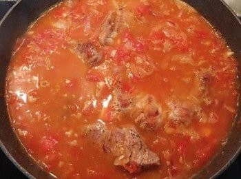 step6: 接著放入煎過的豬排，並加水到淹過豬排，煮滾後放鹽、黑胡椒粉、薄醬油調味用中小火繼續熬煮20分鐘。