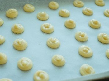 step4: 將麵糊放入擠花袋內，剪一小口，然後擠一小圓形在烤盤上
