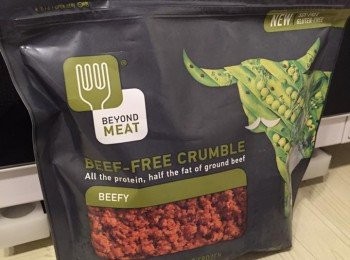 step9: *植物牛肉碎。抽取各類蔬菜蛋白做成，較其他素肉天然。做料理前，用開水沖洗一下，因為它可即開即用，表面有些黑椒香草味料，沖走用於其他菜式內。