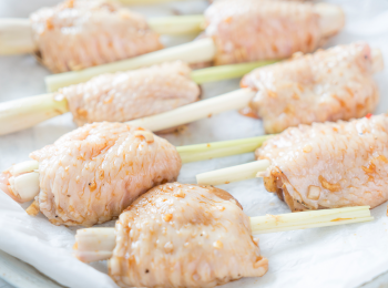 step2: 把原條香茅略拍，掃上少許食油，然後穿入<a href="https://bit.ly/3zHU5V3" target="_blank" data-keyword="雞中翼" class="guide-link"><strong>雞中翼</strong></a> <span style="display:inline-block;vertical-align:middle;margin-top:-3px;color:initial;border-radius:3px;padding:2px 3px;font-size:12px;line-height:14px;background:#87d300;color:#fff;">即買</span> 中，放入已預熱之焗爐，以210度焗18分鐘便可。