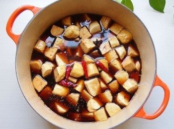 step5: 醬汁煮滾後,加入所有的豆乾塊,用中小火邊煮邊用鍋鏟輕輕將豆乾都裹上醬汁,過程中稍微攪拌,避免黏鍋。