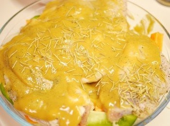 step3: 醃好的<a href="https://bit.ly/2ZxapeY" target="_blank" data-keyword="雞扒" class="guide-link"><strong>雞扒</strong></a> <span style="display:inline-block;vertical-align:middle;margin-top:-3px;color:initial;border-radius:3px;padding:2px 3px;font-size:12px;line-height:14px;background:#87d300;color:#fff;">即買</span> 鋪上蔬菜面, 均勻搽上蜜糖芥茉醬及灑上rosemary, 放入預熱220度焗爐焗20分鐘