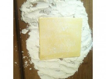 step2: 取出砧板，灑上中筋麵粉，放上冷凍起酥片，備妥長筷子（因為蘋果姊姊沒有桿麵棍，所以用長筷子代替。圖片左方那長長的東東，就是長筷子）。