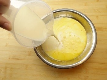 step2: 倒入無糖豆漿、鹽攪拌均勻。