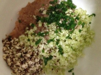 step3: 蝦、絲瓜、香菇瀝幹水分，和香蔥一塊剁碎。