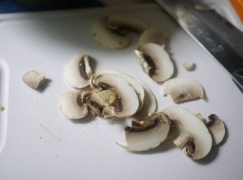 step1: 蘑菇切片,切的越薄越好.