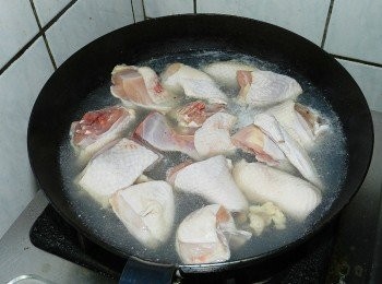 step1: 雞肉熱水川燙後洗淨