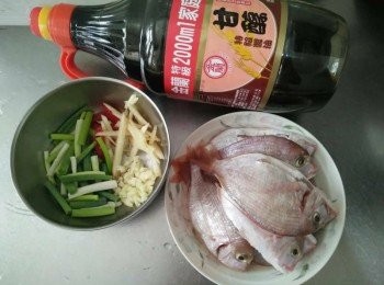 step1: 將盤仔魚【澎湖野生水產】從袋中取出，解凍，將去魚鱗、魚鰓、內臟，並清洗乾淨再於魚背畫刀，鹽醃置約10分鐘在於魚上，辣椒斜切、青蔥切段；