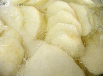 step1: 先將土豆洗淨，去皮切一塊後加上適量的水，要蓋過土豆，大火煮滾後轉小火煮