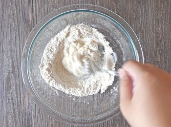 step4: 拌至成團後，把叉子換成手，沿著碗邊的麵粉轉動麵團。