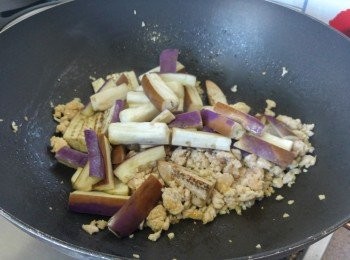 step5: 下茄子翻炒一會