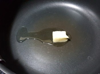 step5: 用1湯匙煮食油起鑊，加入牛油煮溶