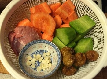 step1: 青紅蘿蔔去皮切件, 其他材料洗淨