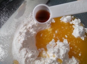 step4: 再加入雲呢拿油搓勻成粉糰