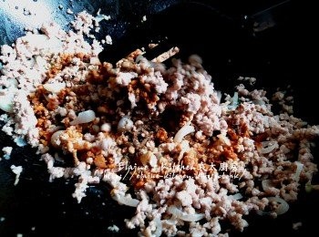 step3: 加入五香粉及<span class="group_2">調味料</span>拌勻