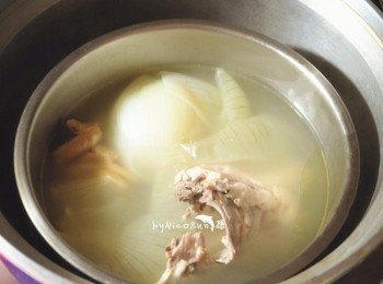 step2: 加水淹過<span class="group_1">食材</span>和薑片一同放入電鍋和.外鍋放2杯水.電鍋跳起在放兩杯水(蒸兩次)