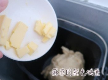 step6: （麵包做法）將軟化的無鹽奶油投入麵包機，再啟動一次烏龍麵麵糰行程(約8分鐘即可），檢查是否有出現薄膜，若沒有薄膜，再搓揉一下。