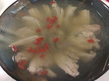 step8: 再淋上剩下的湯汁，要蓋過雞肉喔(再用保鮮膜包好入冰箱，冰三個鐘頭)