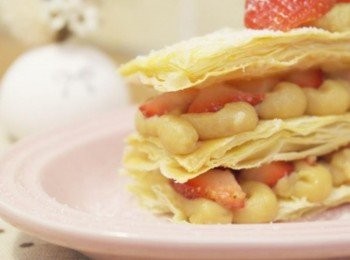 step9: 吃進牛奶糖<span class="group_2">內餡</span>讓嘴裡充滿著濃濃奶香味呢~~新鮮微酸的草莓與香甜牛奶糖<span class="group_2">內餡</span>完全超搭的啦^^b