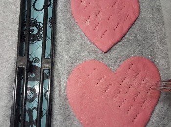 step5: 用叉子在心型麵樣上插上小孔後，放入180度預熱水波爐，焗8分鐘。