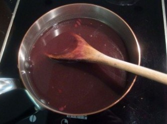 step4: 將紅豆水加熱(不需煮滾)。