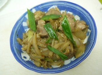 step4: 悶炒至洋蔥軟嫩，即可起鍋裝盤。