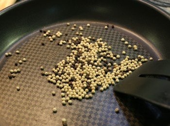 step3: 白鑊將黑、白胡椒炒香後，放入湯袋中。