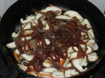 step5: 先下一大湯匙水，再下黑木耳快炒