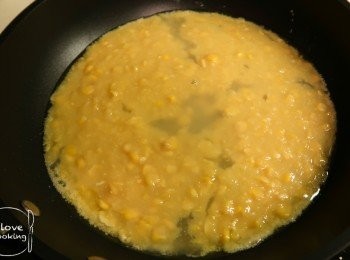 step8: 倒入忌廉粟米蓉及水(我落左大約100ml水) 煮滾後, 可按個人口味調味, 如果用清雞湯就唔駛啦~