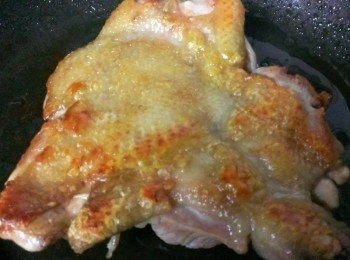 step1: 去骨雞腿(先用米酒和鹽先醃起來~早上去市場買回來先醃~晚上就可以直接拿來煎了~)下煎至二面金黃~小火慢煎才會熟透~(煎熟其實就很好吃了~再加上喜愛的味料和蔬菜就是一道好料)