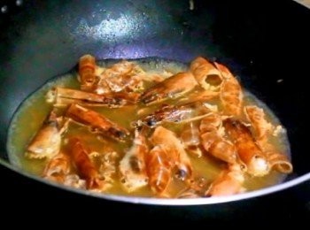 step3: 製作高湯：使用原鍋，將蝦頭及蝦殼煸至微焦後放入水煮至滾沸後