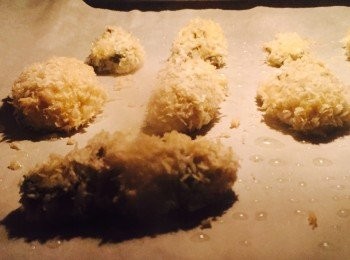 step4: 焗盤上鋪上焗盤紙，紙上掃上約半湯匙橄欖油。已汆水的廣島蠔依次序平均沾上麵粉、蛋液和麵包糠。放在已掃油的焗盤紙上。入爐230度焗12至15分鐘至金黃色。