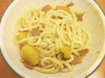 step8: 先將約一人份的麵條加入適量的咖哩料拌勻。接著倒入碗中備用。